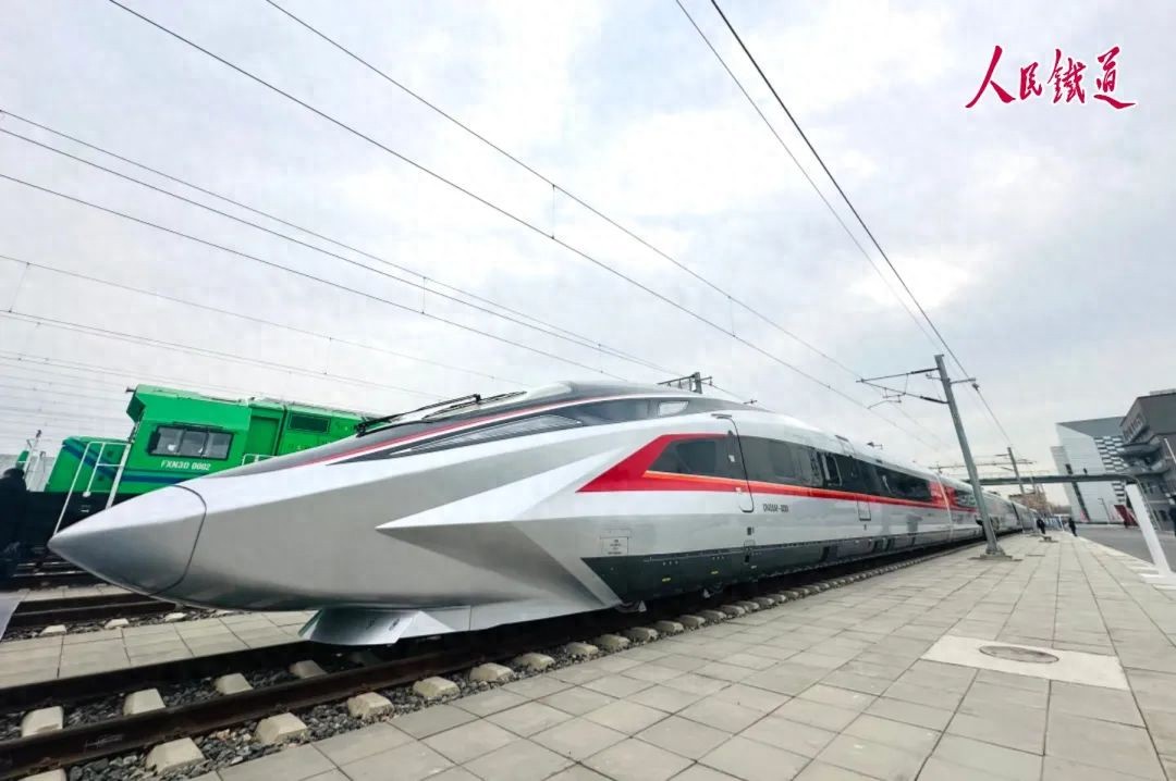 CR450 动车组亮相，新一代高速列车加速驶来