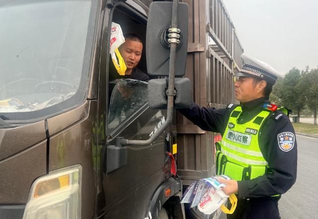 秋冬季高速开车注意啥?交警提醒这几点