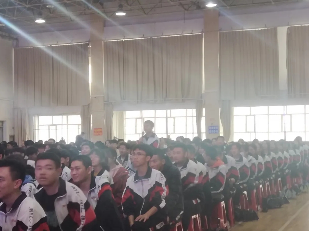 乌兰察布集宁一中举办高考心理辅导讲座,助力考生减压迎考