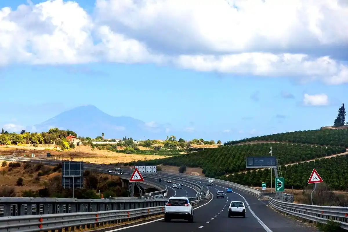 2025年11月国内高速收费标准：车型路段不同收费各异