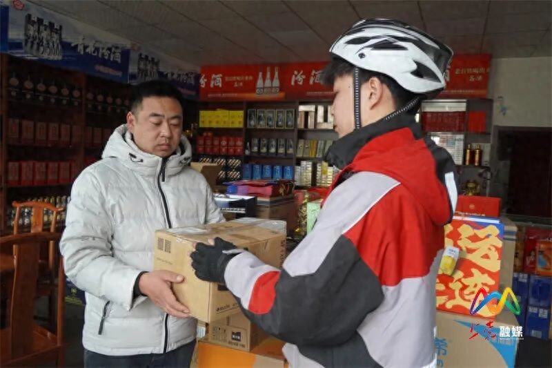 过年期间快递不停运,快递员坚守岗位保障物流畅通