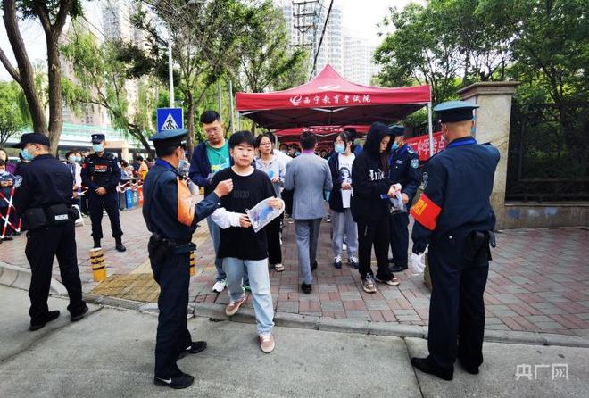 高考首日：西宁考生奔赴考场，家长考场外静静守候