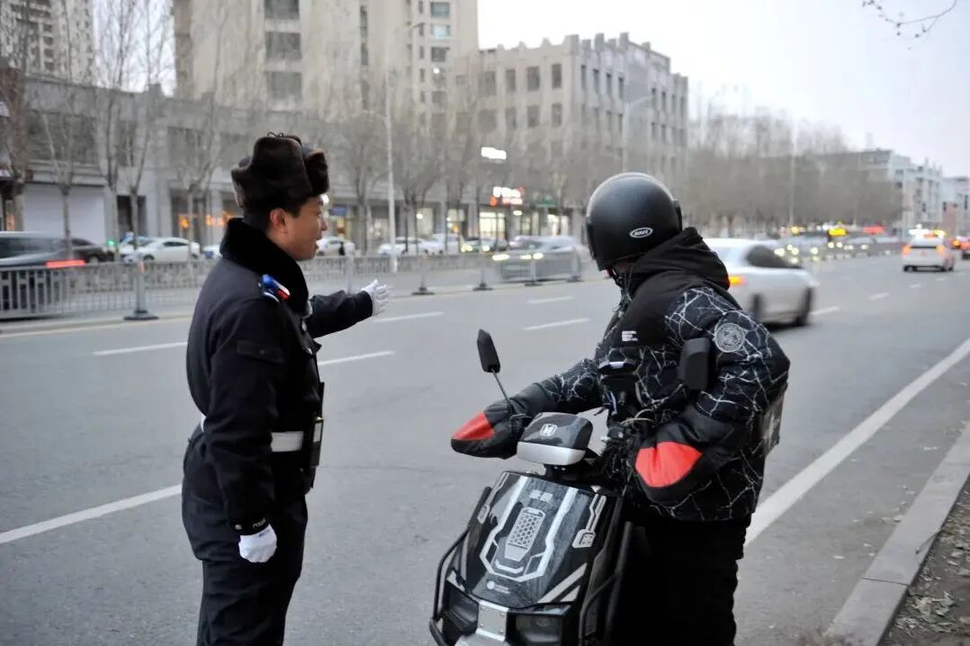 秋冬路面复杂,哈尔滨交警严整电动车违章保出行安全