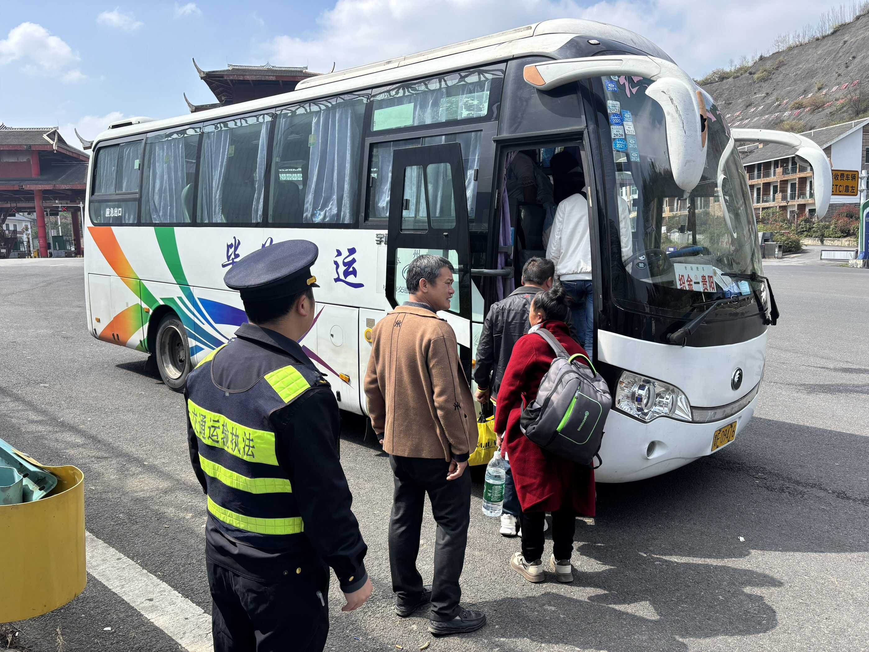 贵州查处违规外省客车，筑牢春运返程交通安全防线