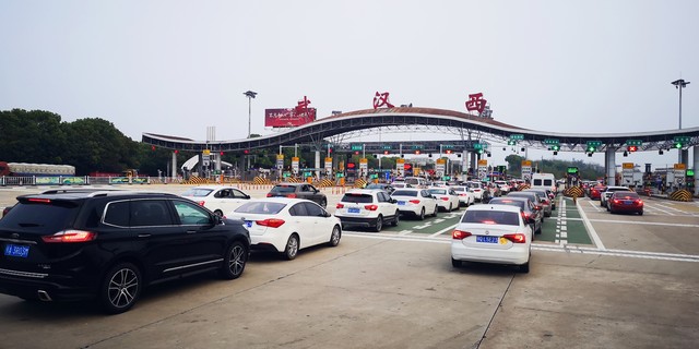 中国最大高速收费站马年春节返程忙,36车道车流壮观