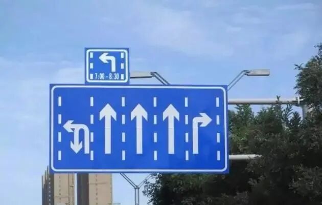 城区开车注意3种违章行为:右转弯压线、实线变道、不按导向行驶