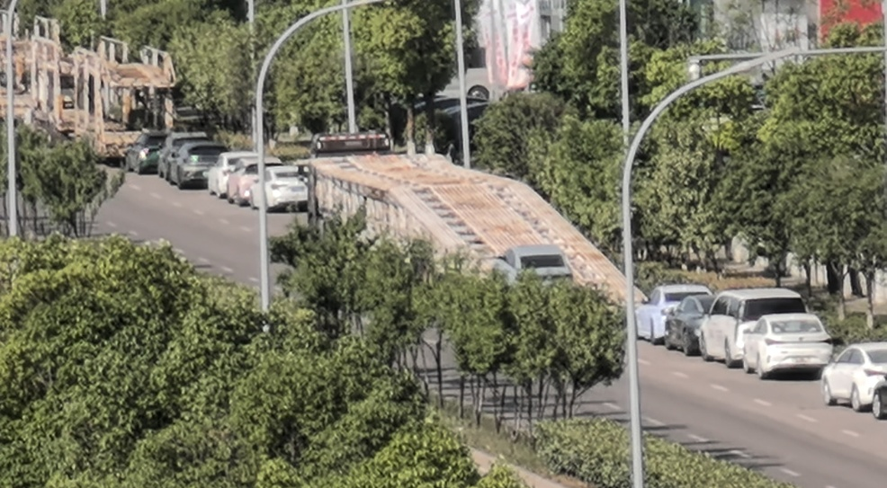 多地现违规‘飞机板’车辆运输车,严重影响高速路交通安全