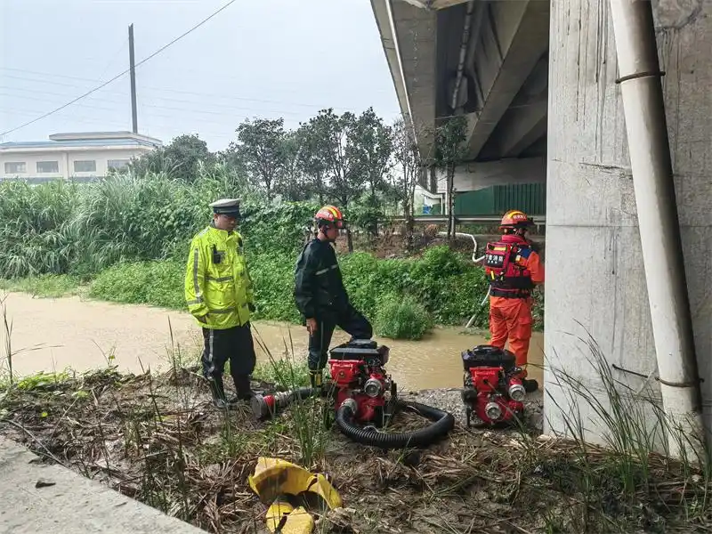 台风致福建多地道路受阻,高速交警全力保障道路安全畅通