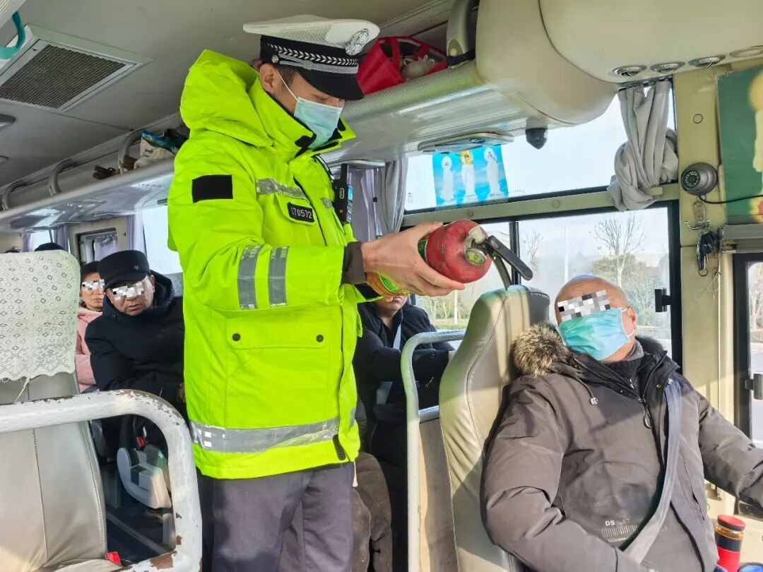 周口交警开展冬季整治,严管违法高发地段,保障道路交通安全