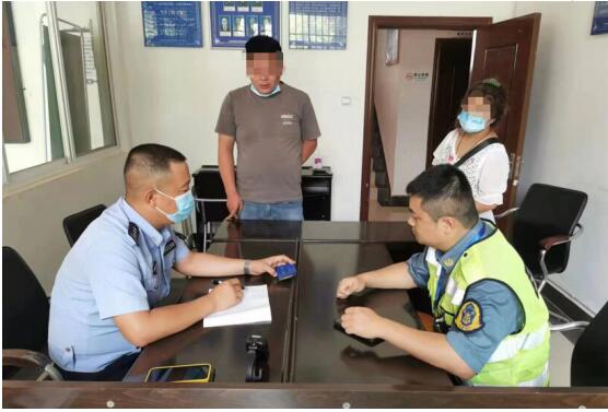 高速货车撞护栏，司机急卸货，交警人性化处理事故全过程