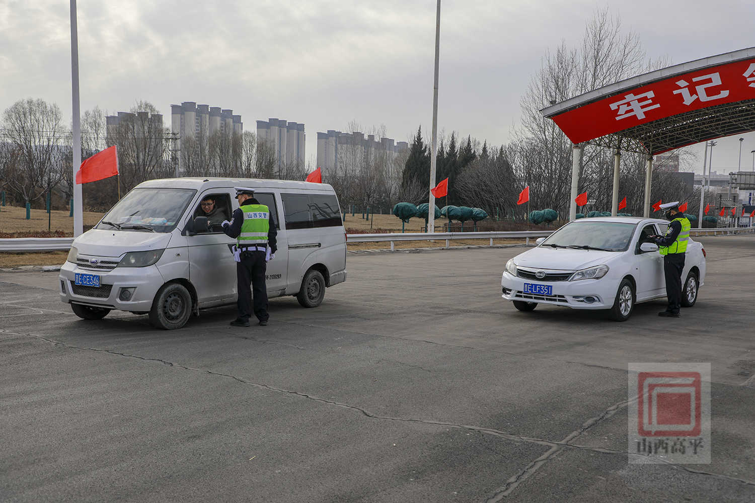 春节高速交警坚守一线,保市民旅客平安出行