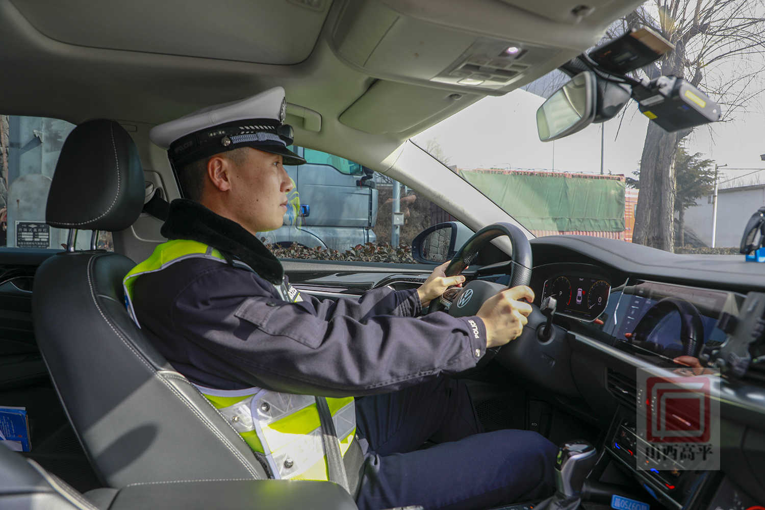 春节高速交警坚守一线,保市民旅客平安出行