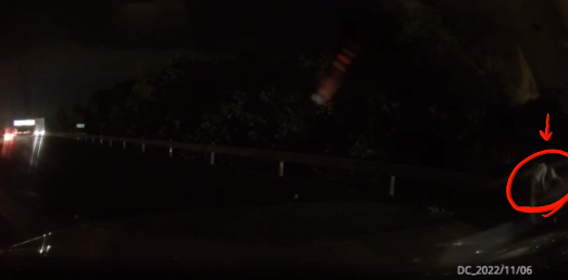 高速上变道不当引发事故 人员迅速撤离护栏外躲过一劫